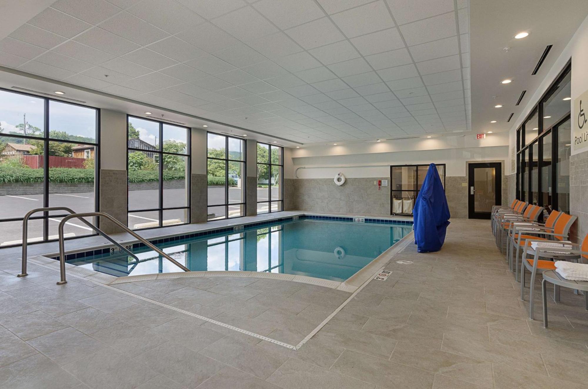 Hampton Inn Covington Va Exteriör bild